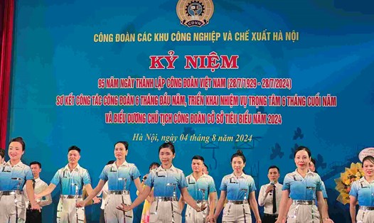 Công đoàn Các khu công nghiệp và chế xuất Hà Nội tổ chức kỷ niệm 95 năm thành lập Công đoàn Việt Nam, tuyên dương 95 Chủ tịch Công đoàn cơ sở tiêu biểu 2024 và triển khai nhiệm vụ 6 tháng cuối năm. Ảnh: Kiều Vũ