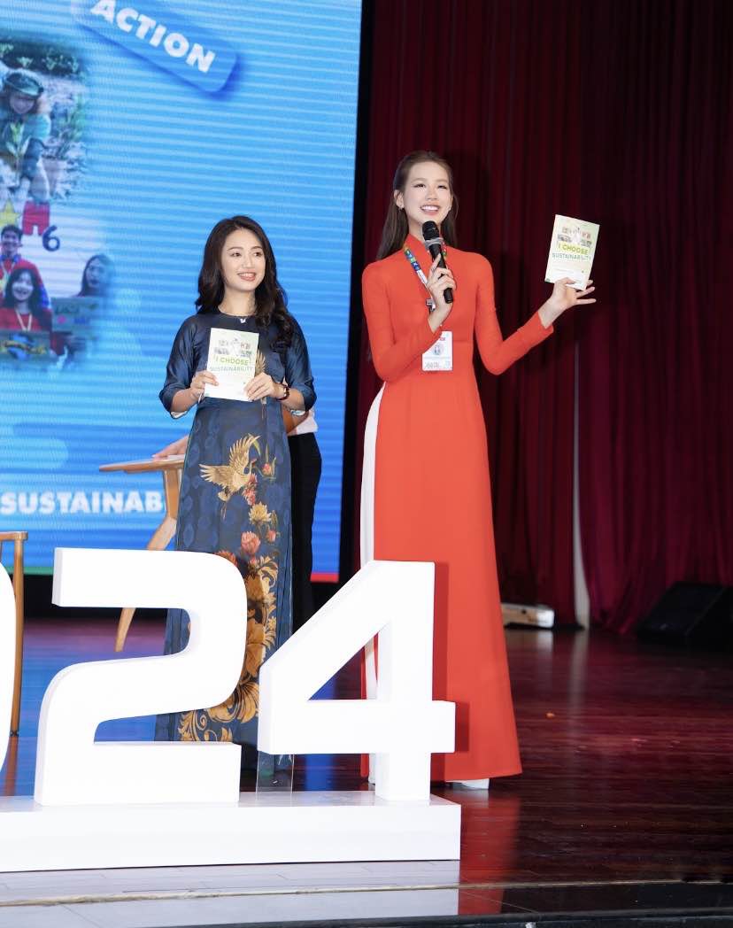 Miss Bao Ngoc in a red ao dai confidently presented. Photo: NVCC