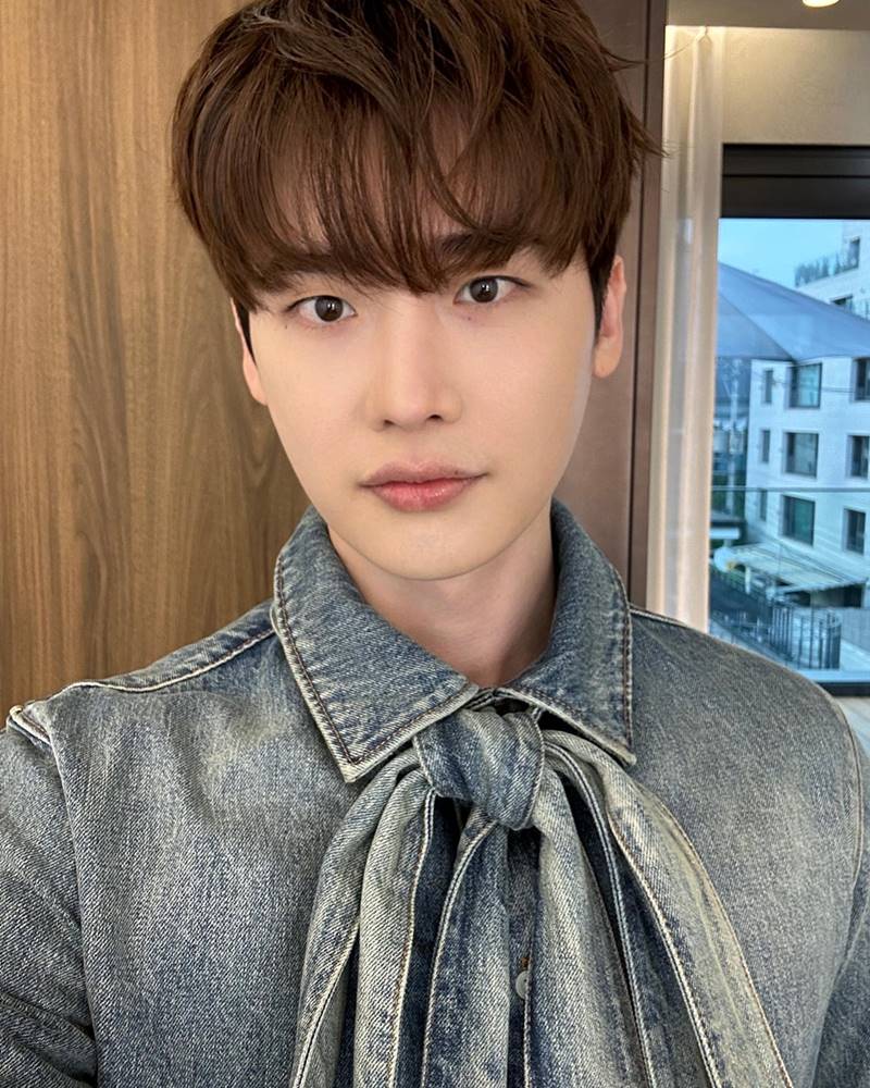 Lee Jong Suk was born in 1989, is a famous Korean model and actor. He is known to Vietnamese audiences through hit series such as "Big Mouth", "W - Two Worlds", "Pinnochio", "School 2013"... In addition, Lee Jong Suk is also the singer's boyfriend. IU. During this trip, fans hope the actor will take the time to enjoy the vacation well and visit many places.