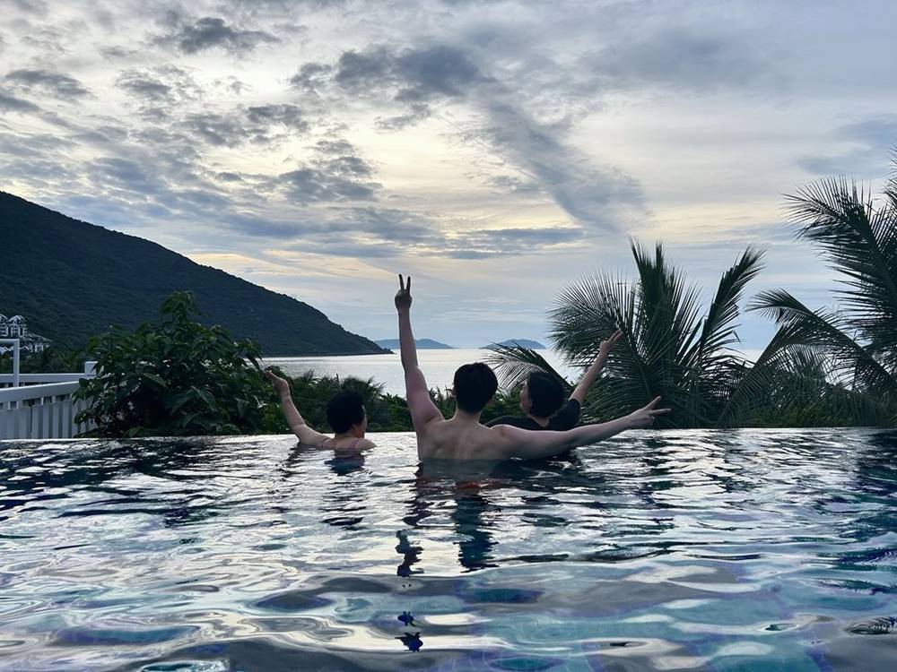 On his personal Instagram, Lee Jong Suk delighted fans when he shared the first series of photos from his vacation trip in Vietnam. In the photo, the actor is accompanied by two relatives, bathing in an infinity pool with a beautiful view of the sea.