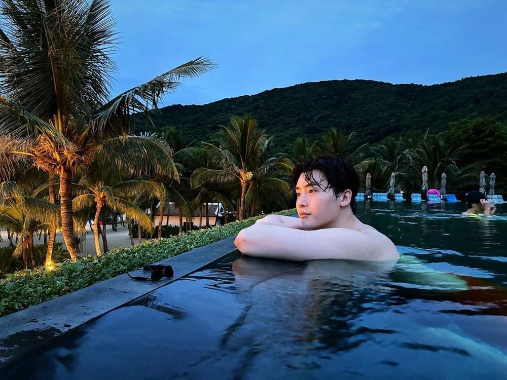 Along with the series of posted photos, Lee Jong Suk left the message: "When filial piety and friendship are one." Accompanied by the hashtag "Summer Vacation".