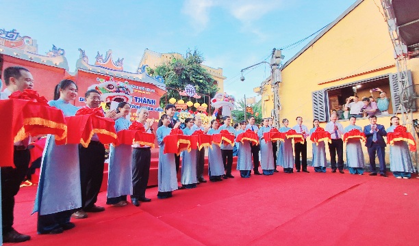 Lãnh đạo Quảng Nam, Hội An và phái đoàn Nhật Bản cắt băng khánh thành dự án trùng tu Chùa Cầu chiều 8.3. Ảnh Hoàng Bin