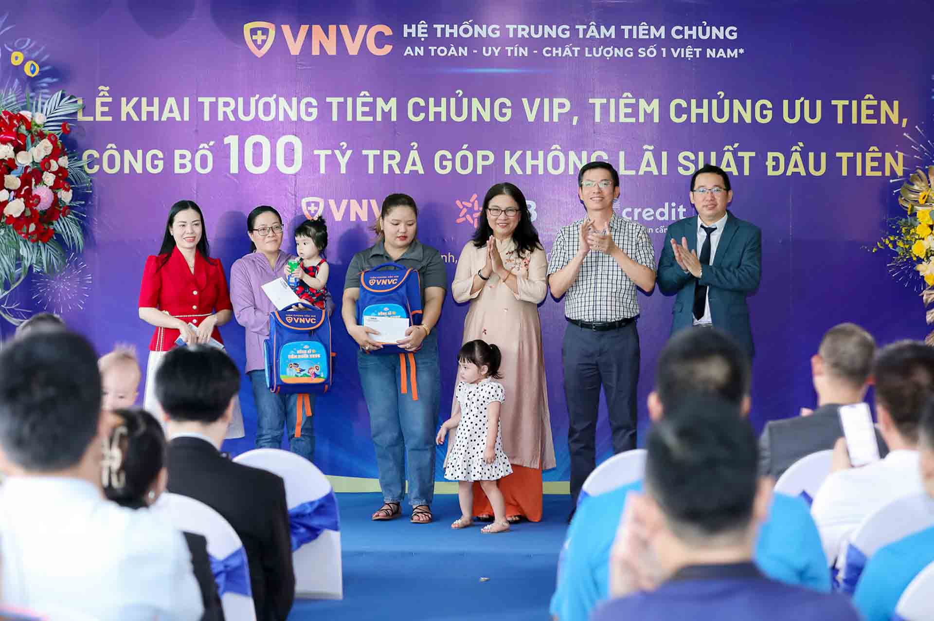 VNVC opened VIP vaccination and announced the disbursement of 100 billion VND for the "Vaccinate first, pay later" program on the morning of August 3.