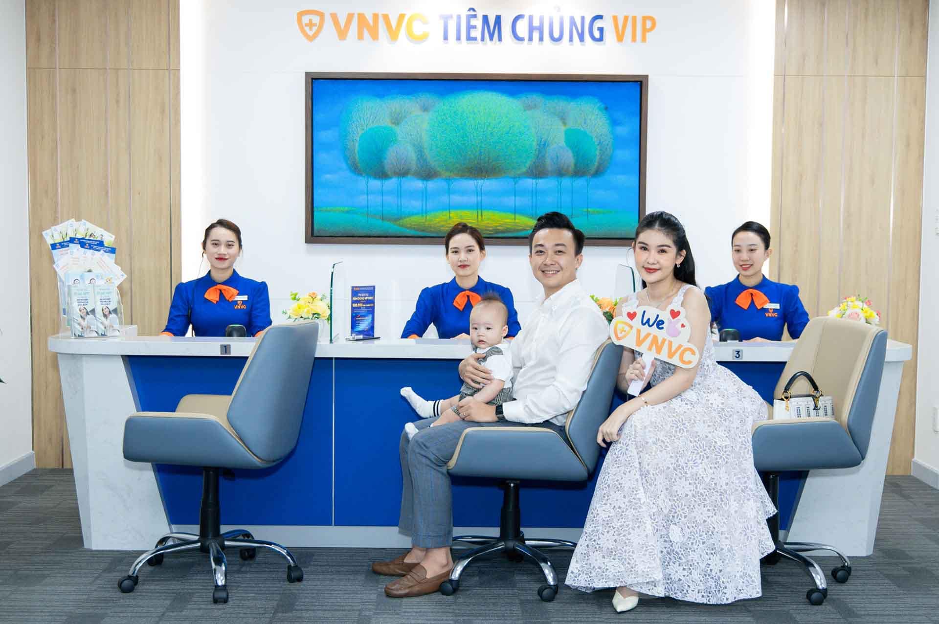 The family of beauty queen Le Au Ngan Anh and editor Phan To Ny experienced world-class VIP vaccination services at VNVC Hoang Van Thu.