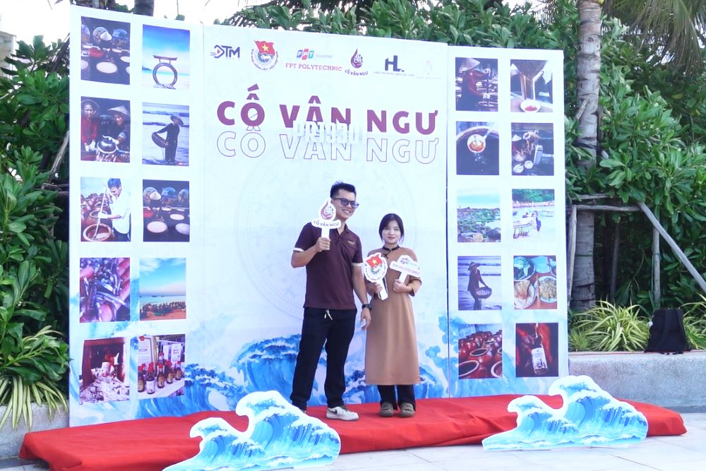 Làng nước mắm Nam Ô qua mắt bạn trẻ Đà Nẵng. Ảnh: Trần Thi