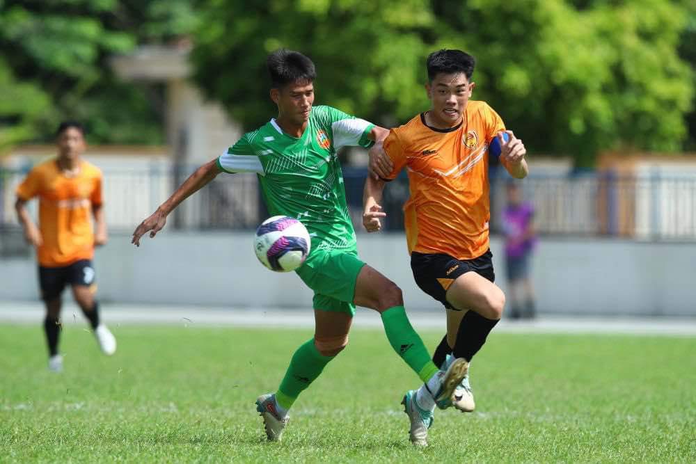 Quang Nam (orange shirt) narrowly won against Binh Phuoc. Photo: VFF