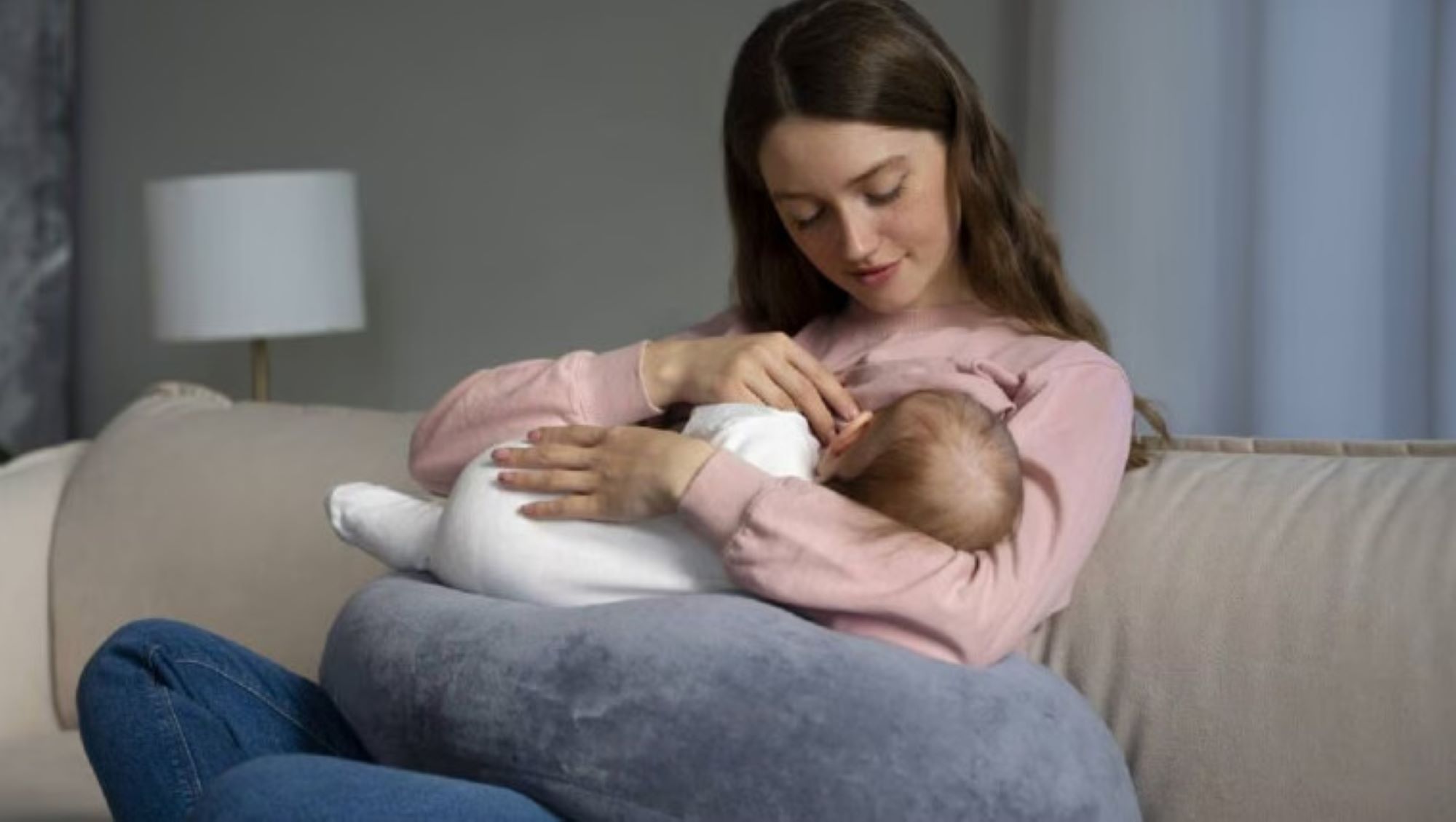 Breastfeeding reduces the risk of postpartum depression. Photo source: Freepik