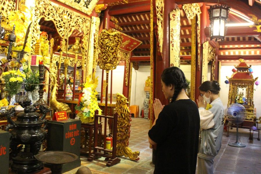 People go to temples and pagodas to worship, limiting the burning of paper offerings. Photo: Le Tuyen