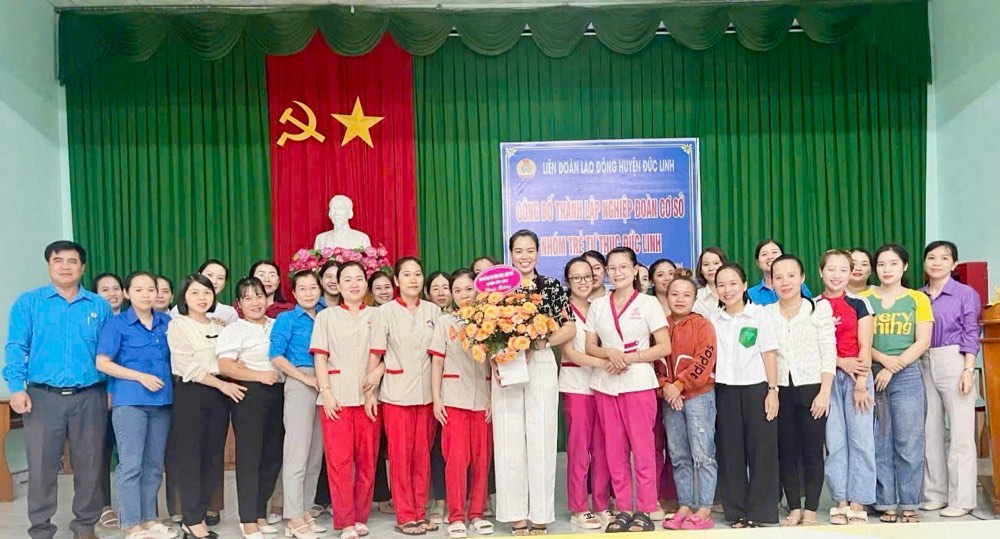 Union members receive congratulatory flowers. Photo: Duc Linh Labor Union