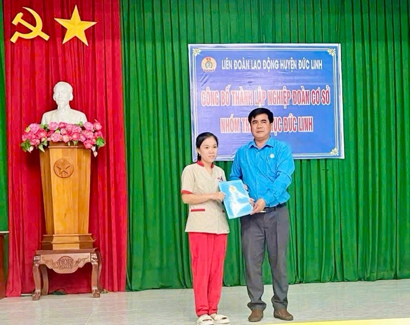 Ông Huỳnh Thiện Linh - Chủ tịch Liên đoàn Lao động huyện Đức Linh trao Quyết định thành lập nghiệp đoàn cơ sở. Ảnh: LĐLĐ Đức Linh