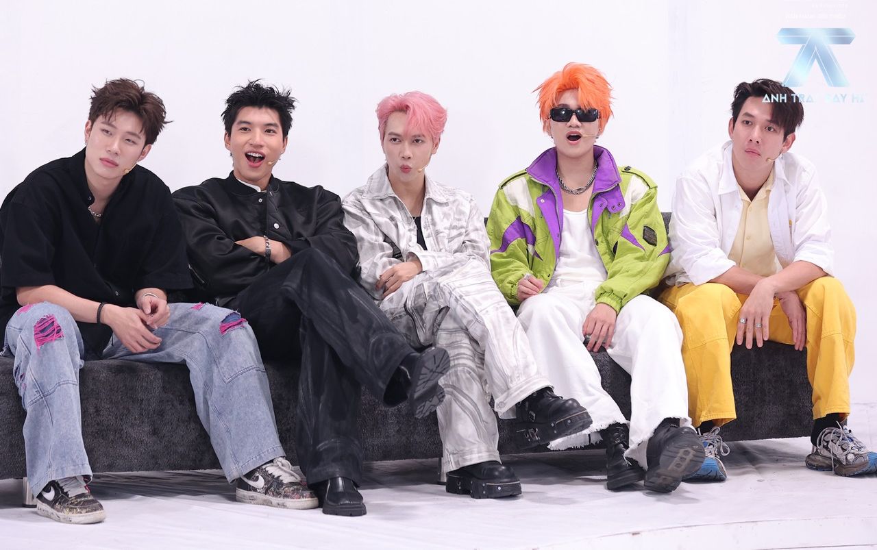 HIEUTHUHAI và các nghệ sĩ chia sẻ trước chung kết Anh trai say hi. Ảnh: NSCC.