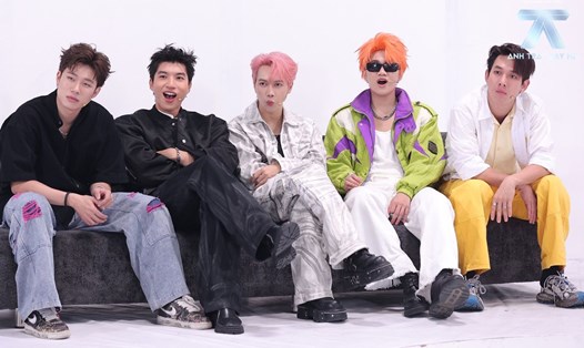 HIEUTHUHAI và các nghệ sĩ chia sẻ trước chung kết Anh trai say hi. Ảnh: NSCC.