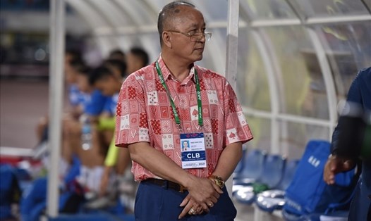 Ông bầu Phạm Thanh Hùng trả Đội bóng Than Quảng Ninh cho tỉnh vào năm 2021. Ảnh: Minh Hiếu