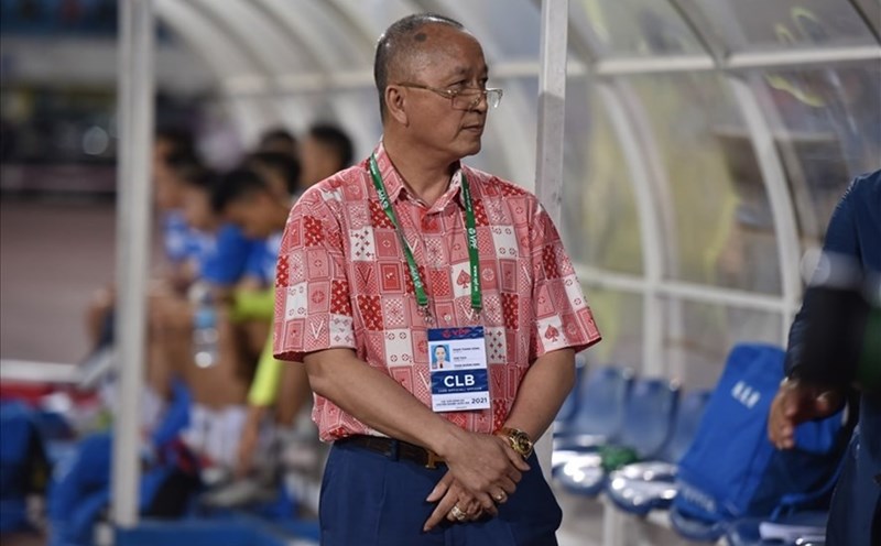 Ông bầu Phạm Thanh Hùng trả Đội bóng Than Quảng Ninh cho tỉnh vào năm 2021. Ảnh: Minh Hiếu