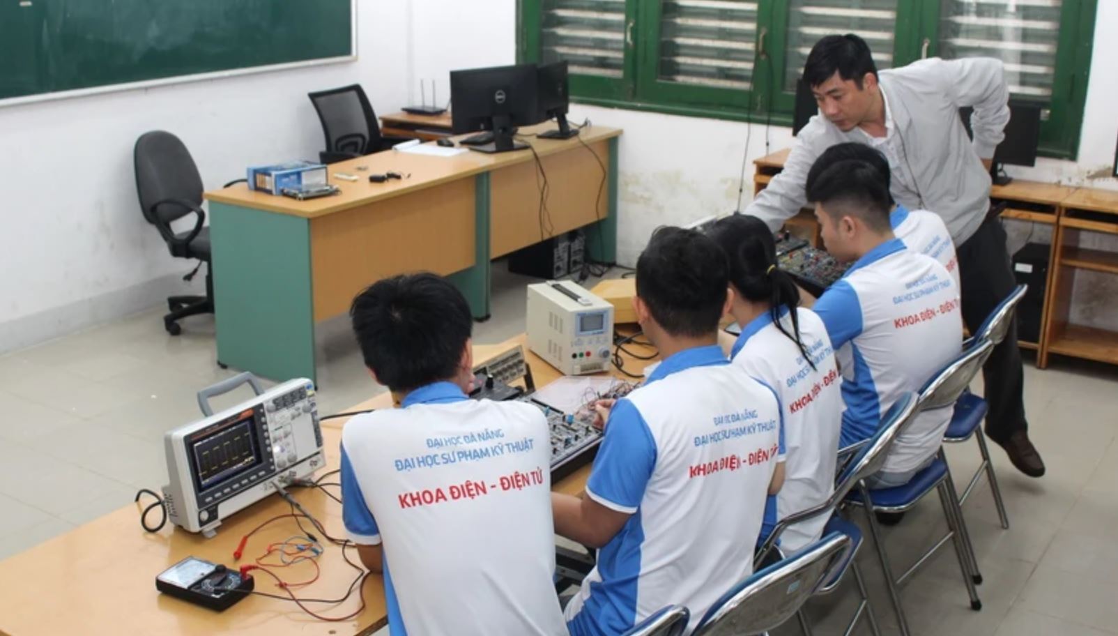 Giờ thực hành thiết kế vi mạch bán dẫn của sinh viên Khoa Điện-Điện tử, trường Đại học Sư phạm Kỹ thuật - Đại học Đà Nẵng. Ảnh: TTXVN