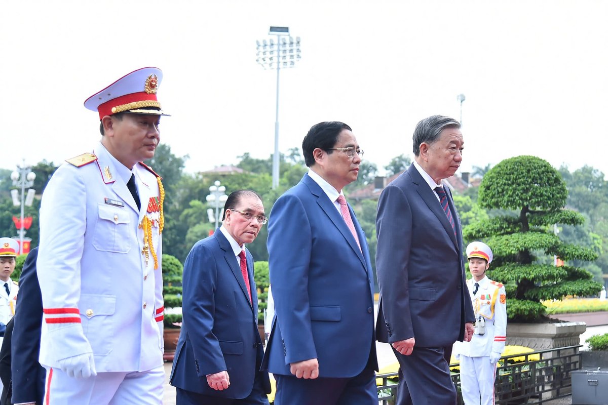 Lãnh đạo Đảng, Nhà nước vào Lăng viếng Chủ tịch Hồ Chí Minh. Ảnh: Phạm Đông