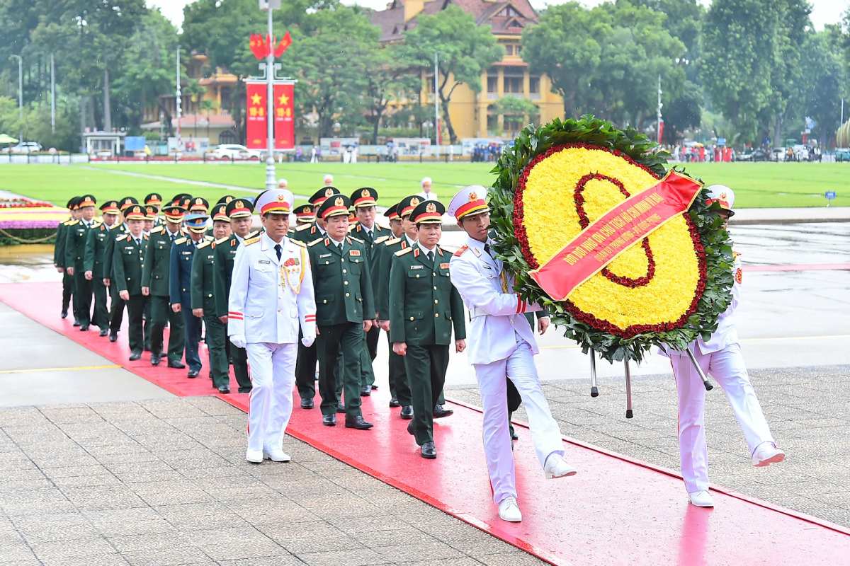 Đoàn đại biểu Quân ủy Trung ương và Bộ Quốc phòng đặt vòng hoa, vào Lăng viếng Chủ tịch Hồ Chí Minh. Ảnh: Phạm Đông  