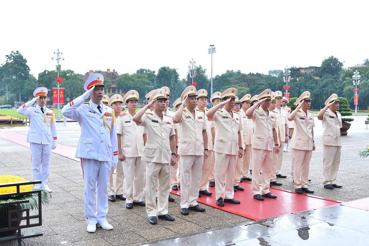 Đoàn đại biểu Đảng uỷ Công an Trung ương và Bộ Công an đặt vòng hoa, vào Lăng viếng Chủ tịch Hồ Chí Minh. Ảnh: Phạm Đông