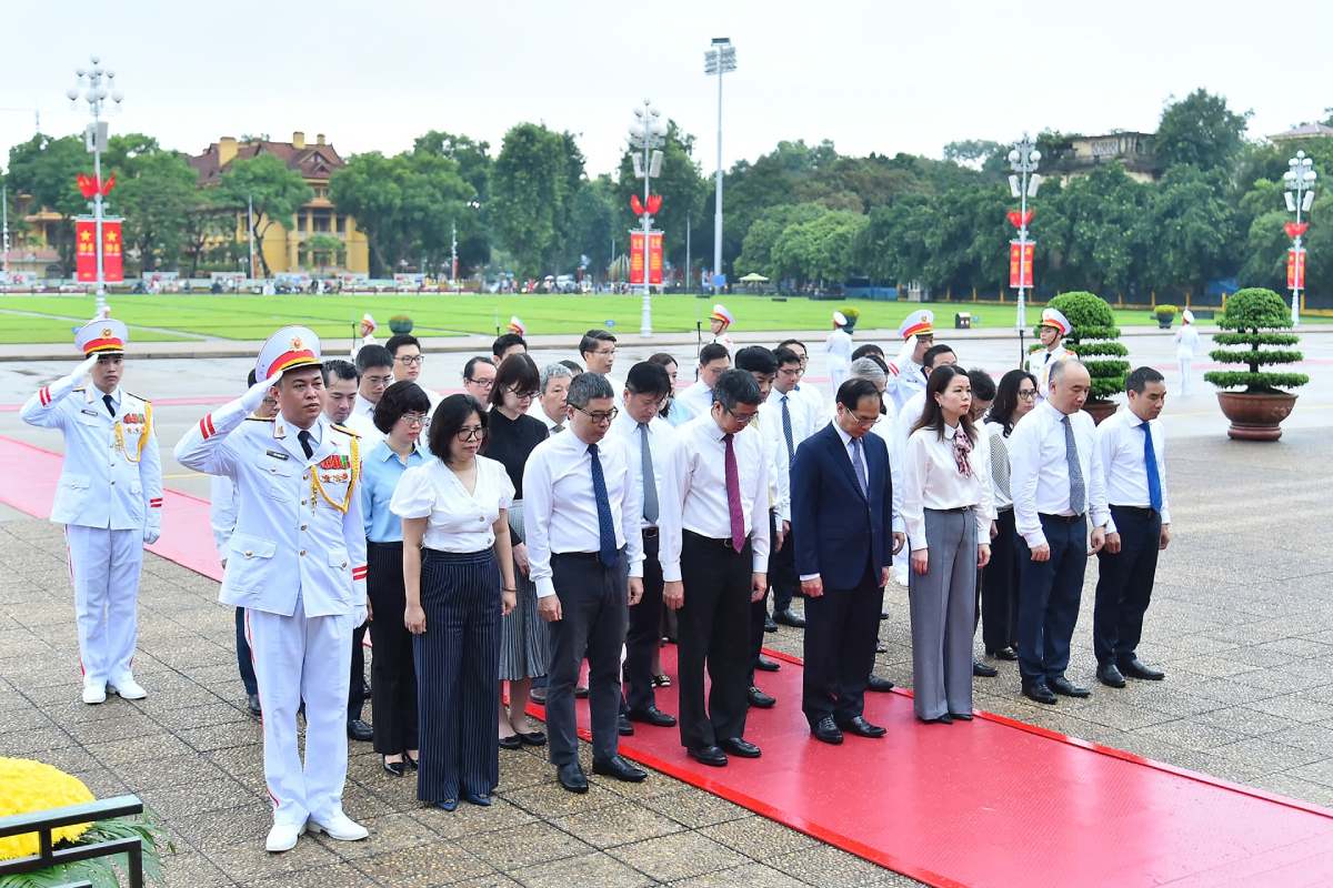 Đoàn đại biểu Bộ Ngoại giao vào Lăng viếng Chủ tịch Hồ Chí Minh. Ảnh: Phạm Đông  