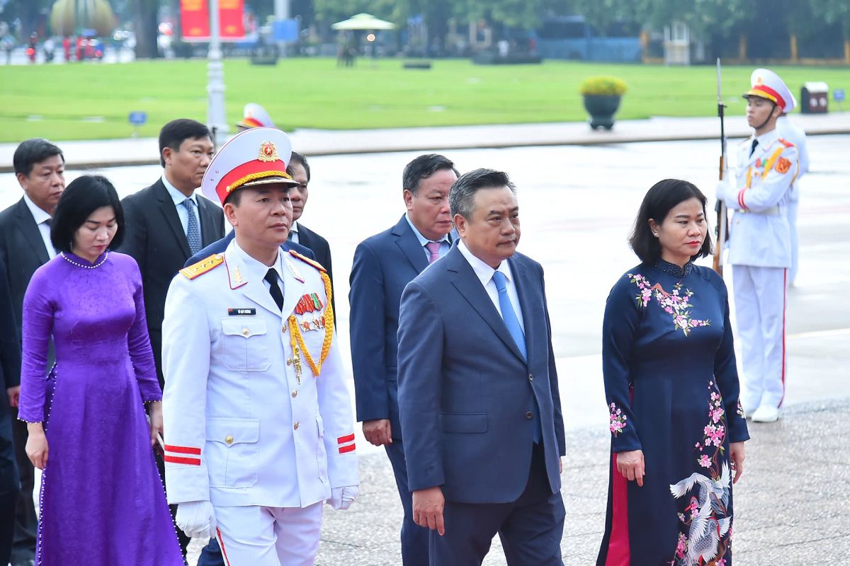 Đoàn đại biểu TP Hà Nội vào Lăng viếng Chủ tịch Hồ Chí Minh. Ảnh: Phạm Đông  