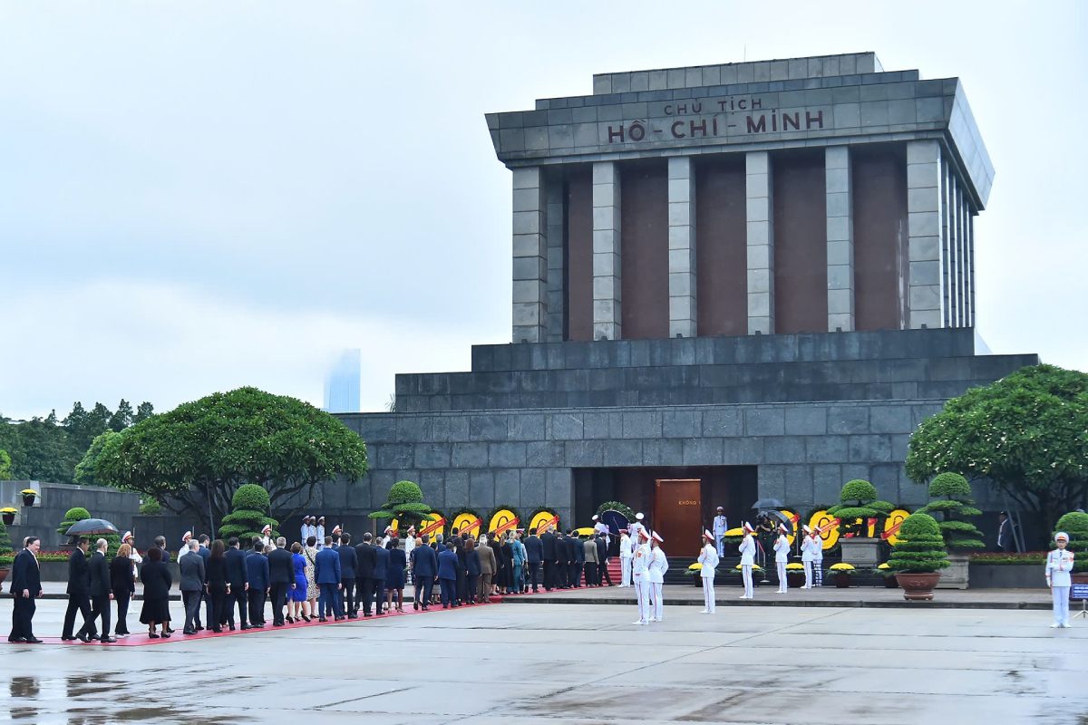 Các đại biểu, tầng lớp nhân dân và lực lượng vũ trang vào Lăng viếng Chủ tịch Hồ Chí Minh. Ảnh: Phạm Đông