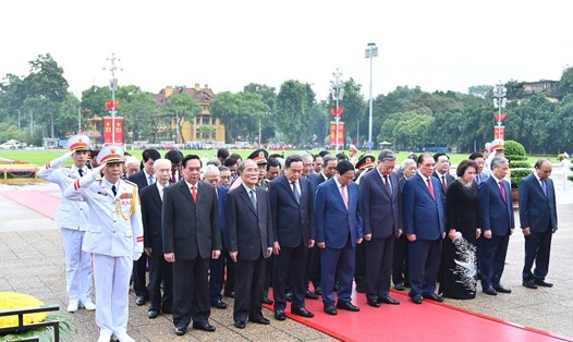 Các lãnh đạo Đảng, Nhà nước, nguyên lãnh đạo Đảng, Nhà nước thành kính tưởng nhớ công lao to lớn của Chủ tịch Hồ Chí Minh. Ảnh: Phạm Đông