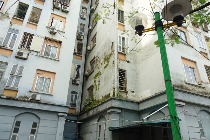 Hiện trạng xuống cấp tại khu tái định cư Nam Trung Yên. Ảnh: Tùng Giang