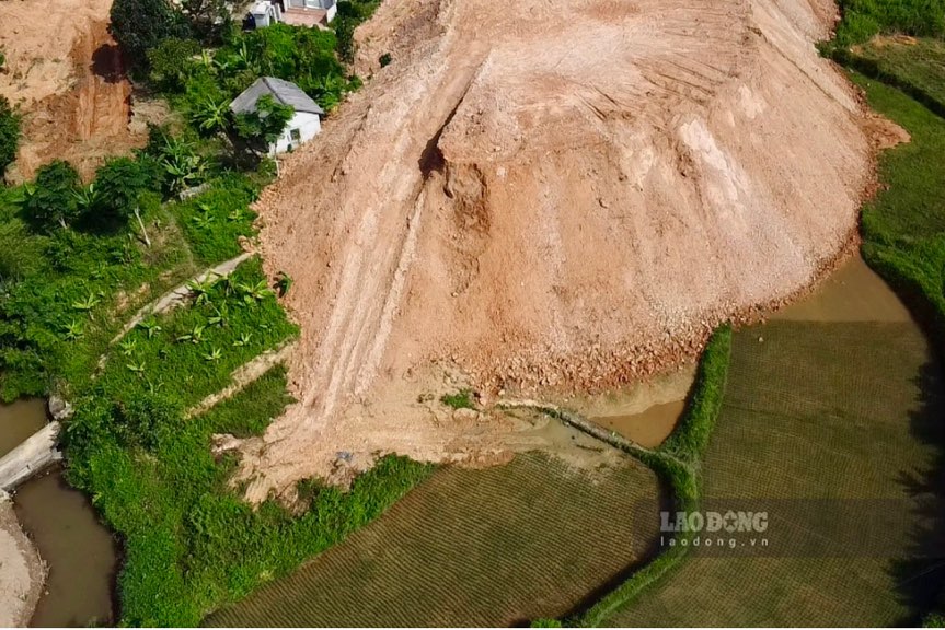 Soil was filled into the reclaimed and cleared rice fields.