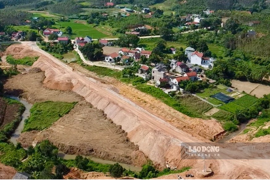 The road leading to Ho Son 1 Industrial Cluster Project after more than 3 months of construction has gradually taken shape.