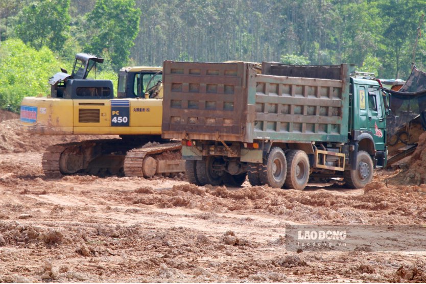 Mr. Nguyen Van Toan - a worker at the project said that the main work at present is excavation and leveling. At the time of the groundbreaking ceremony, it rained heavily and the ground was muddy, making construction difficult.