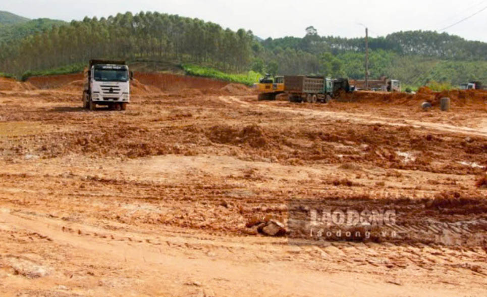 Recorded at the end of August 2024, after nearly 3 months of implementation, contractors are focusing on leveling and creating land for the project.