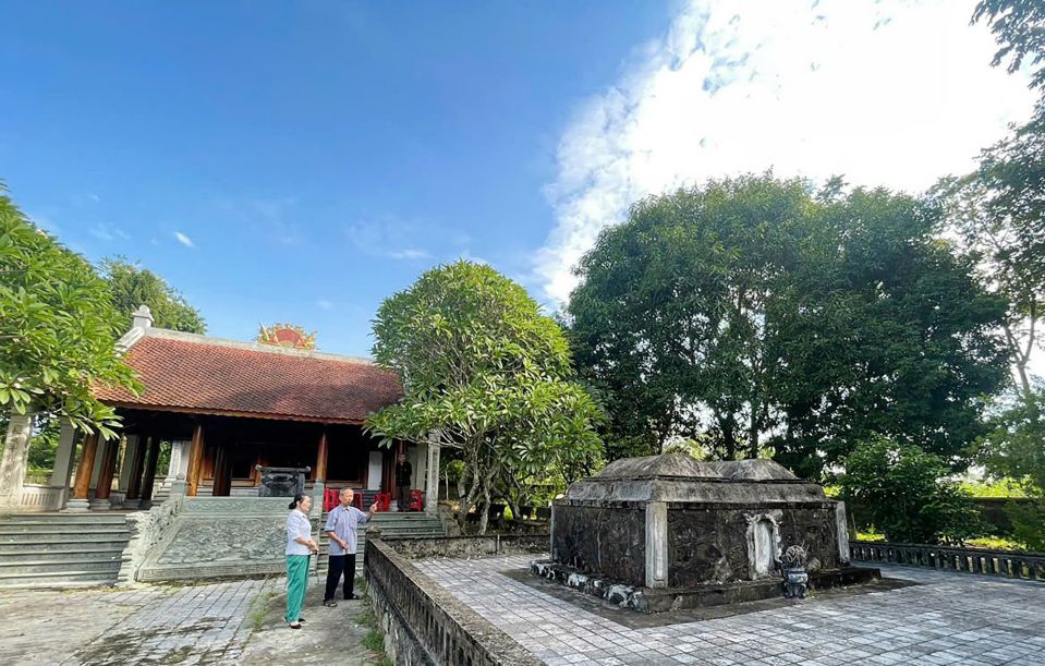 Double tomb of Le Boi and his wife. Photo: Quoc Tuan