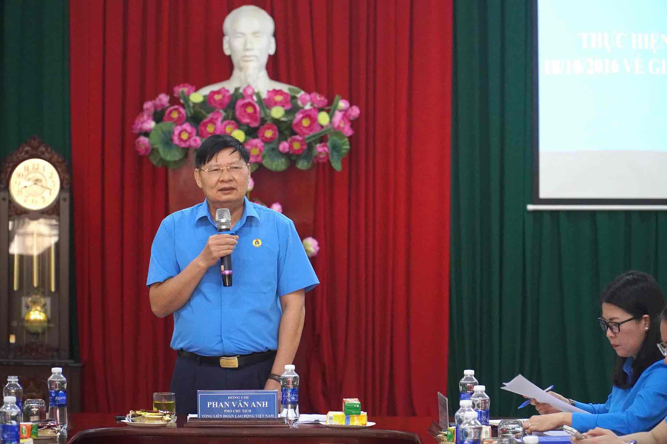 Vice President of the Vietnam General Confederation of Labor Phan Van Anh and the delegation worked with the Standing Committee of the Dong Nai Provincial Confederation of Labor on supervising the implementation of Resolution 9c. Photo: HAC