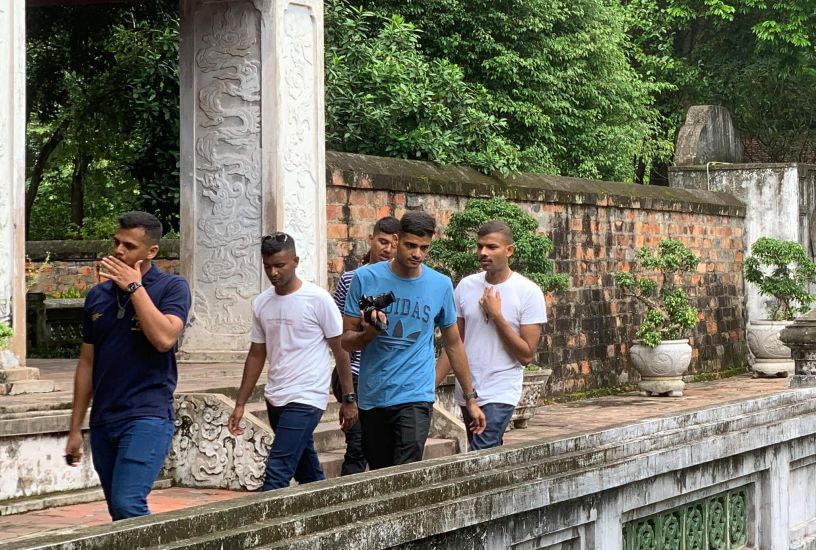 Đoàn khách Ấn Độ tham quan Văn Miếu - Quốc Tử Giám, Hà Nội. Ảnh: Ý Yên