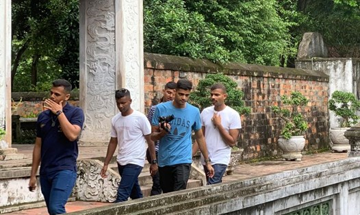 Đoàn khách Ấn Độ tham quan Văn Miếu - Quốc Tử Giám, Hà Nội. Ảnh: Ý Yên