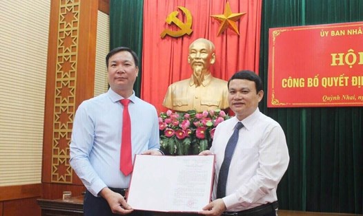 Phó Chủ tịch UBND tỉnh Sơn La trao quyết định công tác cán bộ cho ông Cầm Văn Huy - Chủ tịch UBND huyện Quỳnh Nhai (bên trái). Ảnh: Đức Anh