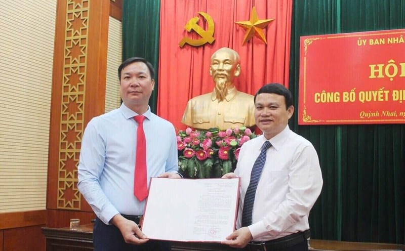 Phó Chủ tịch UBND tỉnh Sơn La trao quyết định công tác cán bộ cho ông Cầm Văn Huy - Chủ tịch UBND huyện Quỳnh Nhai (bên trái). Ảnh: Đức Anh