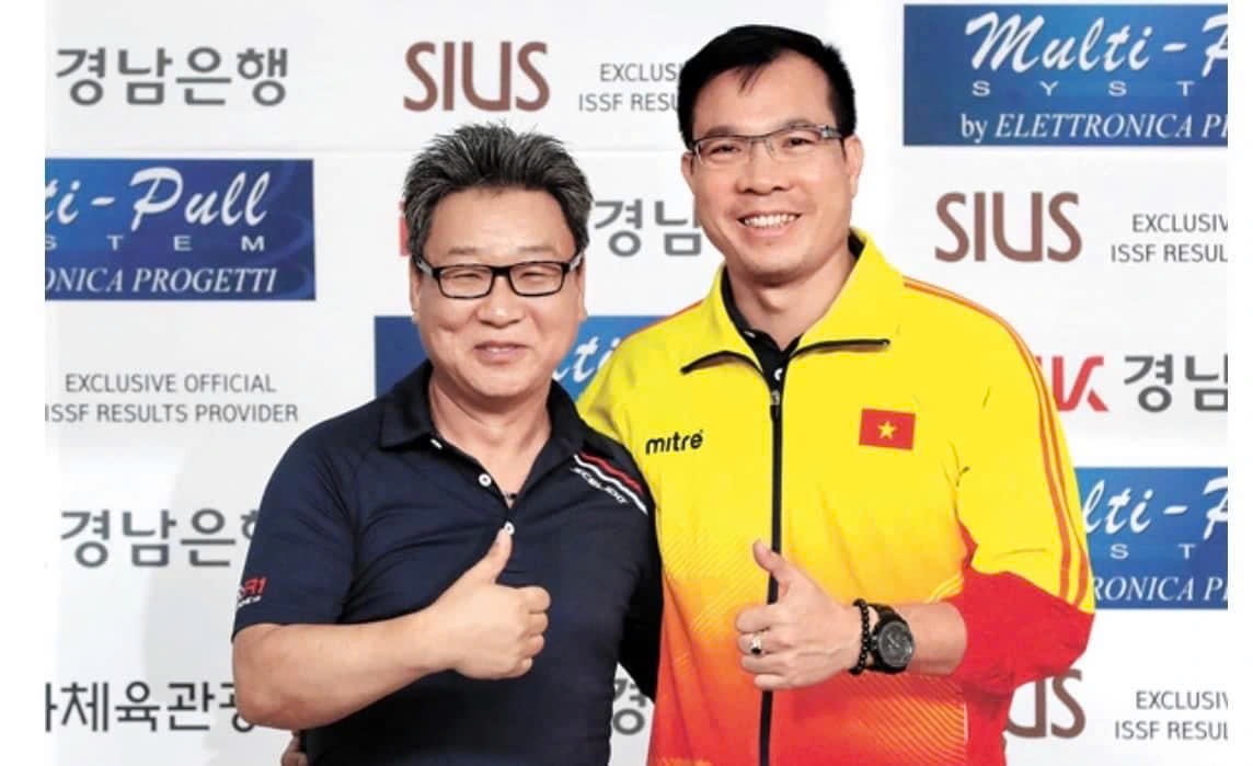 Chuyên gia Park Chung-gun (trái) có nhiều đóng góp cho bắn súng Việt Nam. Ảnh: FBNV