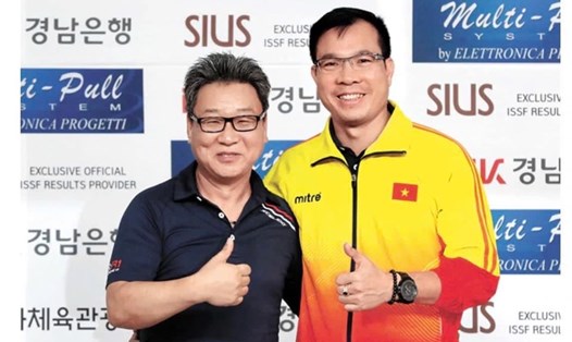 Chuyên gia Park Chung-gun (trái) có nhiều đóng góp cho bắn súng Việt Nam. Ảnh: FBNV