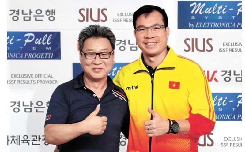 Chuyên gia Park Chung-gun (trái) có nhiều đóng góp cho bắn súng Việt Nam. Ảnh: FBNV