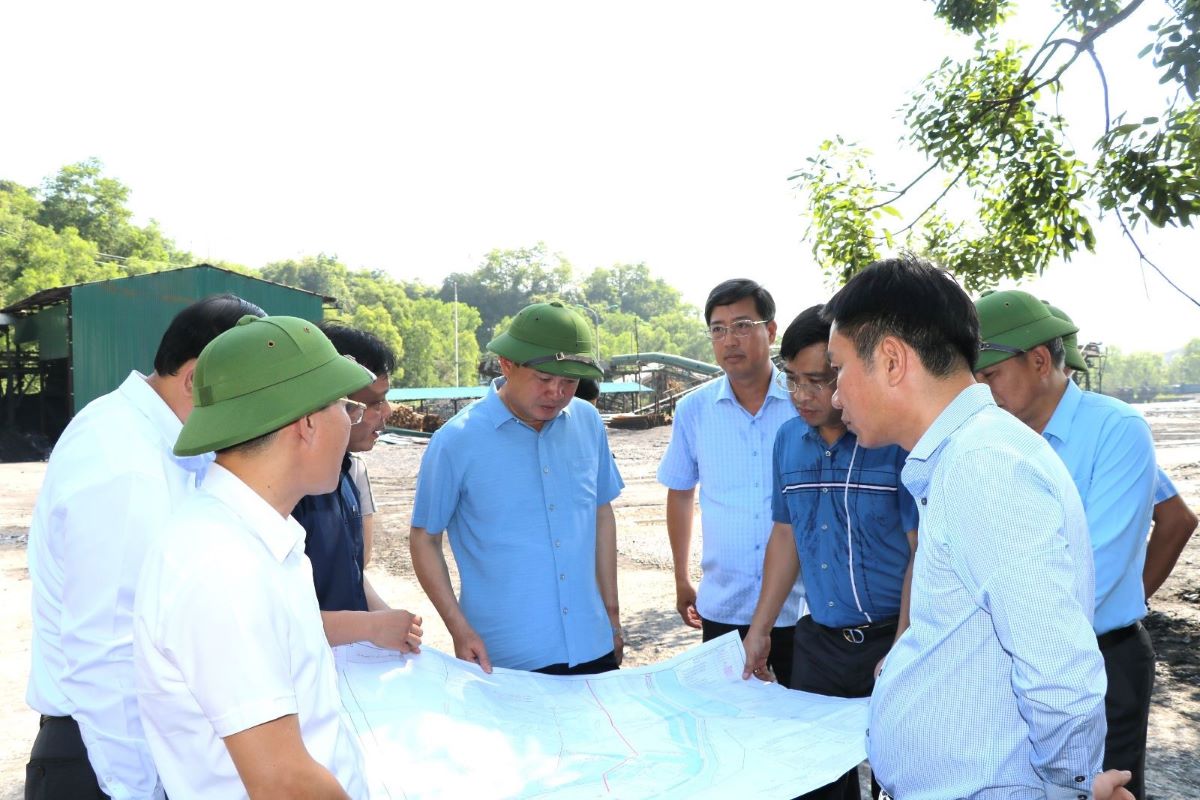 Lãnh đạo TKV kiểm tra công tác chuẩn bị đầu tư Dự án khai thác than hầm lò phần mở rộng mỏ Hà Ráng. Ảnh: Truyền thông TKV