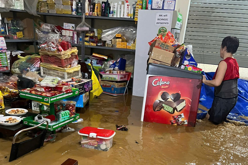 People gathered their belongings to higher ground, some places in Lao Cai were flooded more than 50cm deep. Photo: Provided by local people