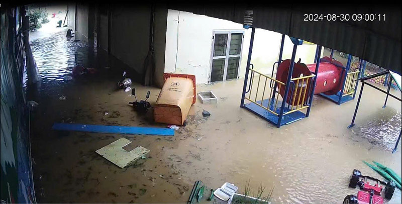 Hoa Ban Kindergarten, Lao Cai city, is deeply flooded, making it difficult to pick up students to school.