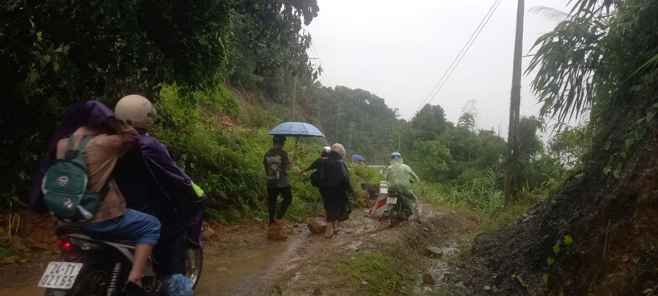 A major landslide on the riverside road from Thai Nien commune to Pho Lu town (Bao Thang) completely cut off traffic.