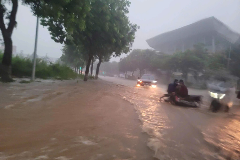 Đại lộ Trần Hưng Đạo, thành phố Lào Cai ngập nặng khiến các phương tiện di chuyển khó khăn.