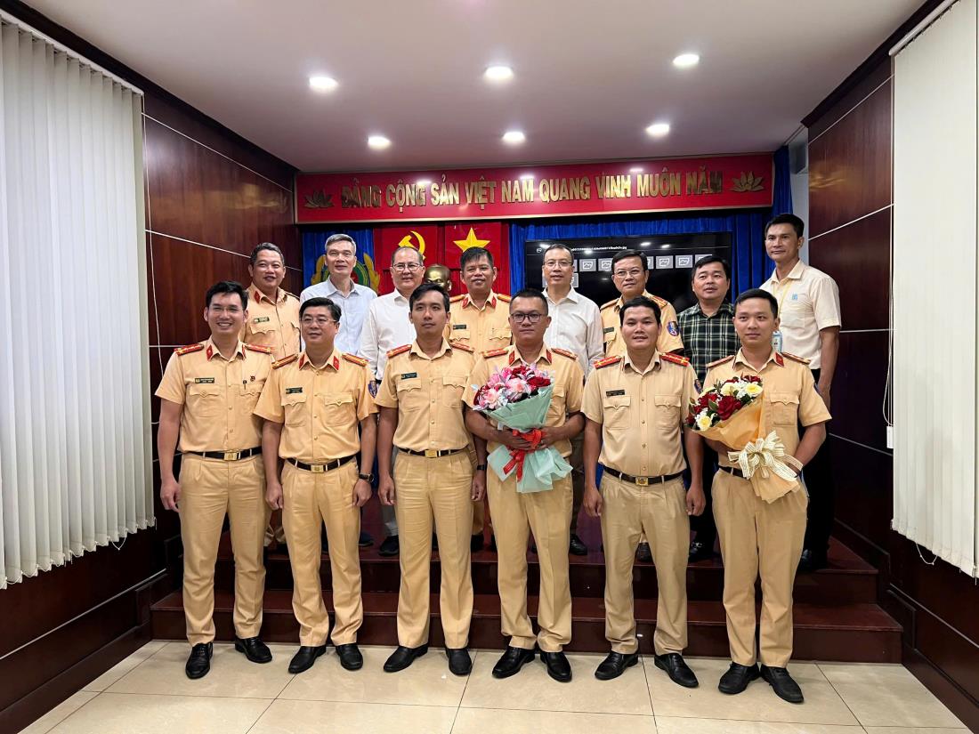 Bệnh viện Đại học Y dược TPHCM tặng hoa, thư cảm ơn đến Phòng PC08, Đội tuần tra dẫn đoàn và cán bộ, chiến sĩ trực tiếp tham gia đưa dẫn mô tạng hiến tặng. Ảnh: PC08