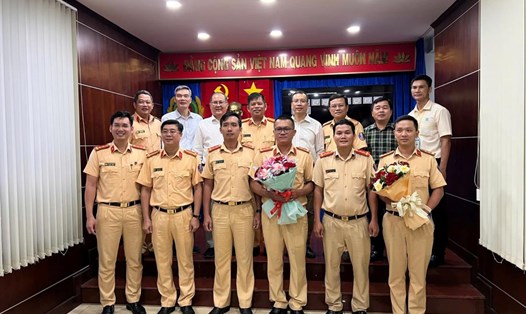 Bệnh viện Đại học Y dược TPHCM tặng hoa, thư cảm ơn đến Phòng PC08, Đội tuần tra dẫn đoàn và cán bộ, chiến sĩ trực tiếp tham gia đưa dẫn mô tạng hiến tặng. Ảnh: PC08