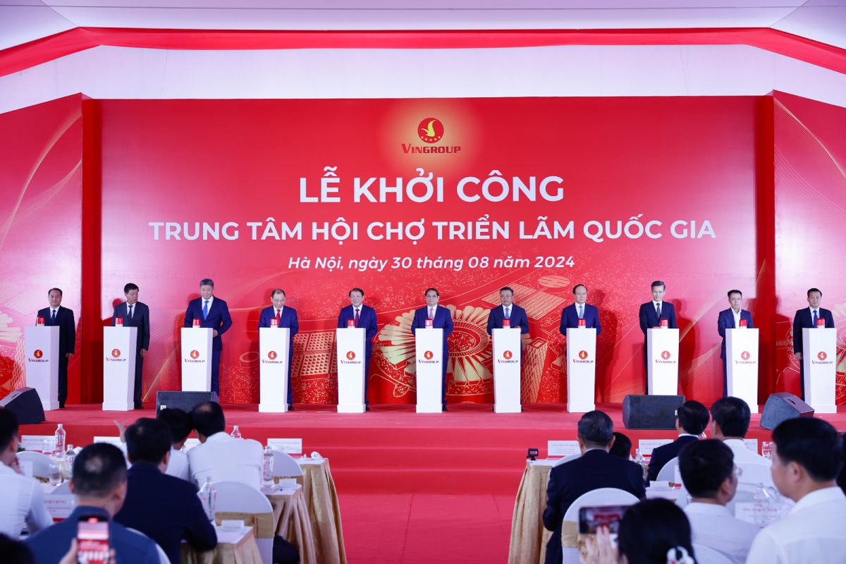 Prime Minister Pham Minh Chinh and delegates press the button to start the construction of the National Exhibition and Fair Center project. Photo: Nhat Bac  