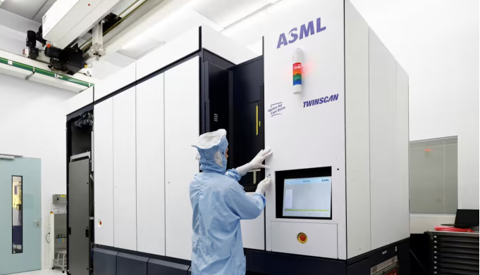 An ASML engineer operates a printing machine in Veldhoven, the Netherlands. Photo: Reuters  