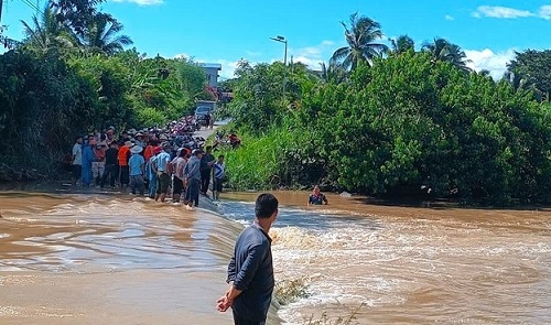 Two sisters were swept away and died while crossing the overflow tunnel.